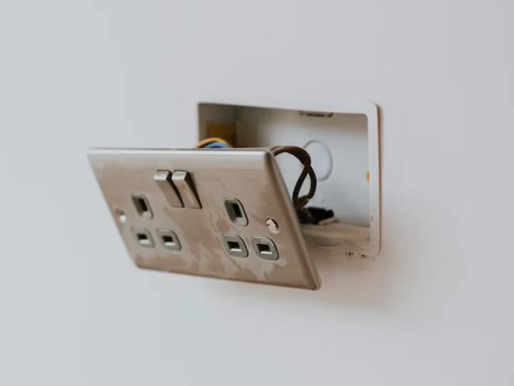 How to switchboard and its button safely should you use toothpaste कैसे करें बिजली के स्विचबोर्ड की सफाई? कुछ लोग ये काम टूथपेस्ट से करते हैं, क्या ऐसा करना सही है?