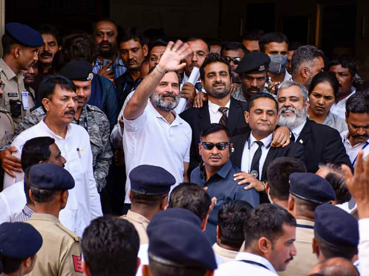 राहुल गांधी और प्रियंका अन्य वरिष्ठ नेताओं के साथ एक लग्जरी बस में सत्र अदालत परिसर पहुंचे. राजस्थान के मुख्यमंत्री अशोक गहलोत और पार्टी के कई अन्य नेता सूरत में मौजूद थे.