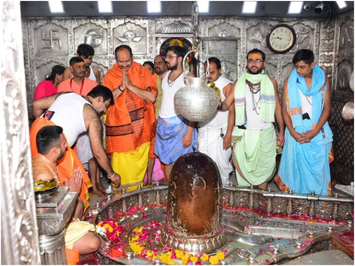 Pandit Pradeep Mishra reached Ujjain Mahakal temple before reciting Shiva Mahapuran MP News ann Ujjain News: 'शिव महापुराण' सुनाने के पहले महाकाल की शरण में पहुंचे पंडित प्रदीप मिश्रा, कहा- 'मैं खुद को...'