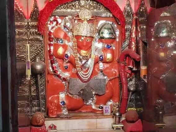 ভয়, নেতিবাচক শক্তি এবং ভূত থেকে মুক্তি পেতে এদিন বাড়ির ছাদে লাল পতাকা লাগান।