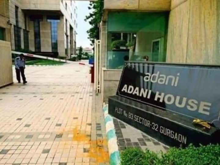 गौतम अडानी के घर की कीमत 400 करोड़ रुपये है. इनका घर 3.4 एकड़ में एरिया से कवर्ड है. लाइव मिंट की एक रिपोर्ट के अनुसार आदित्य एस्टेट प्राइवेट लिमिटेड को अडानी ग्रुप ने बोली में जीता था और बाद में इसे बनाकर 400 करोड़ रुपये का घर तैयार किया.