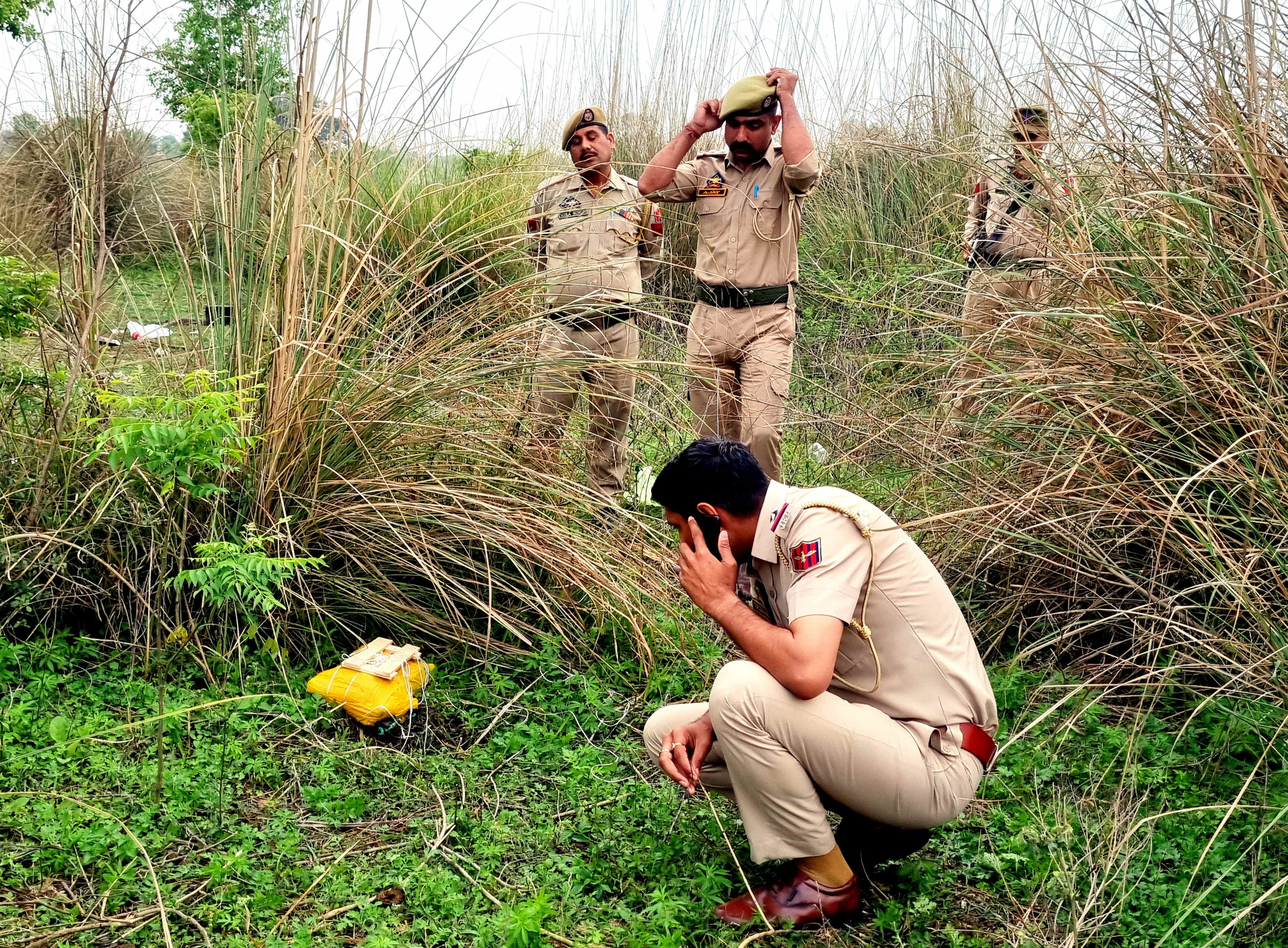 जम्मू काश्मीरमध्ये पाकिस्तानी ड्रोननं भारतीय हद्दीत टाकली शस्त्रास्त्र; पोलिसांकडून जप्त