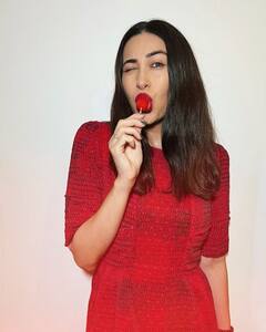 Karishma Kapoor Bold Looks: 48 की उम्र में करिश्मा कपूर ने अपने बोल्ड लुक्स से इंटरनेट पर मचाया बवाल, देखें वायरल फोटोज