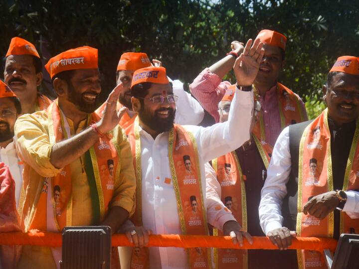 शिंदे ने कहा, ‘‘बालासाहेब ठाकरे ने ऐसी टिप्पणियों के लिए एक बार मणिशंकर अय्यर का पुतला फूंका था. दुर्भाग्य से बालासाहेब ठाकरे की विरासत पर दावा जताने वाले कुछ लोग अब उन लोगों (कांग्रेस नेता राहुल गांधी) के साथ बैठ रहे हैं जिन्होंने लगातार सावरकर पर हमला किया है.’’ नरेन्द्र मोदी की तारीफ करते हुए मुख्यमंत्री ने कहा कि हिंदुत्व को अल्पसंख्यकों के खिलाफ आक्रामकता के रूप में देखा जाता था लेकिन प्रधानमंत्री ने 2014 के बाद इसका गौरव लौटाया.