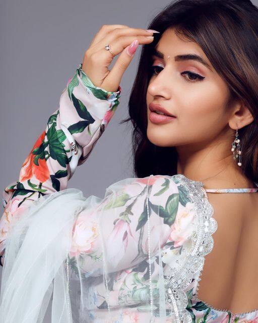Sree Leela:  పువ్వులకు పోటీ ఇస్తున్న అందాల మందారం శ్రీలీల