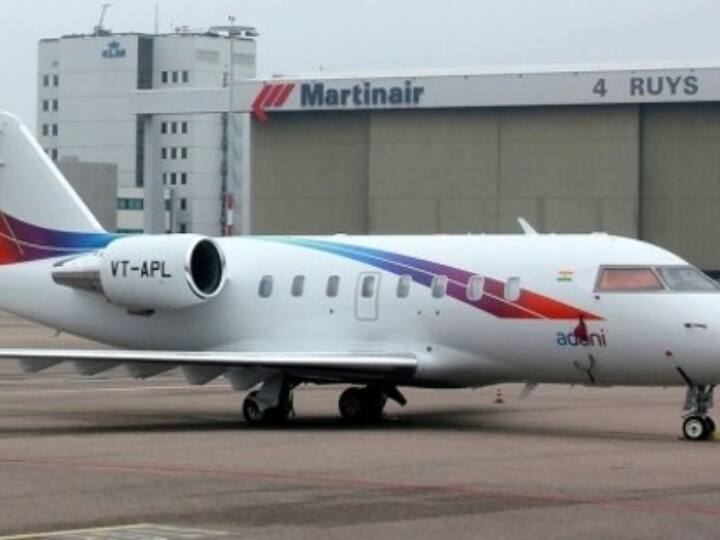 अडानी ग्रुप के मुखिया के पास तीन प्राइवेट जेट बीचक्राफ्ट, हाॅकर और एक बाॅम्बार्डियर है. इनके पास अल्ट्रा प्राइवेट जेट के अलावा तीन हेलीकाॅप्टर भी है. आइम्स आॅफ इंडिया के मुताबिक, 2011 में अगस्ता वेस्टलैंड AW139 15 सीटर को 12 करोड़ रुपये में खरीदा था.