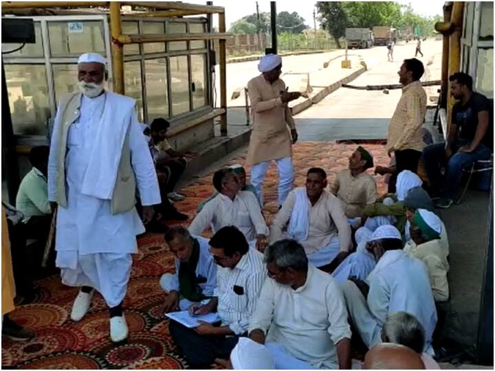 Baghpat: टोल कर्मियों पर अभद्रता का आरोप लगा BKU अराजनैतिक के कार्यकर्ता धरने पर बैठे, सड़क पर लगा जाम baghpat commuters facing tough day as bhartiya kisan union Arajnaitik staged dharna at toll plaza ann Baghpat: टोल कर्मियों पर अभद्रता का आरोप लगा BKU अराजनैतिक के कार्यकर्ता धरने पर बैठे, सड़क पर लगा जाम