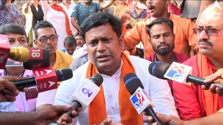 সুকান্ত বলেন, 'আমরা বলেছিলাম গাড়ি ছেড়ে পায়ে হেঁটে যাব। তাও পুলিশ আমাদের অনুমতি দিচ্ছে না। এই পুলিশ পুরোপুরি তৃণমূলের হয়ে কাজ করে।' তাঁর মতে, কমিশনারের সঙ্গে কথা বলে লাভ নেই। কারণ তিনিও তাঁর 'মালিক', মমতা বন্দ্যোপাধ্যায়ের নির্দেশ মেনে চলেন, মত সুকান্তর।