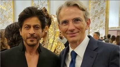 French ambassador to India posts photo with 'great' Shah Rukh Khan from NMACC event, shares a request ફ્રાન્સના રાજદૂતે Shah Rukh Khan સાથે ક્લિક કરાવ્યો ફોટો, પઠાણ માટે કહી આ મોટી વાત
