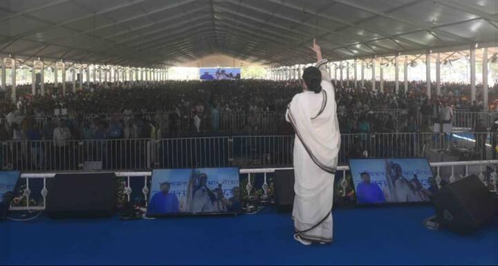 ৩ দিনের সফরে আজ পূর্ব মেদিনীপুরে পৌঁছন মুখ্যমন্ত্রী মমতা বন্দ্যোপাধ্য়ায়। এর মধ্যে ঠাকুরনগরের খেজুরি-১ অঞ্চলে সরকারি পরিষেবা প্রদান অনুষ্ঠানে একাধিক সরকারি প্রকল্প উদ্বোধন করেন।