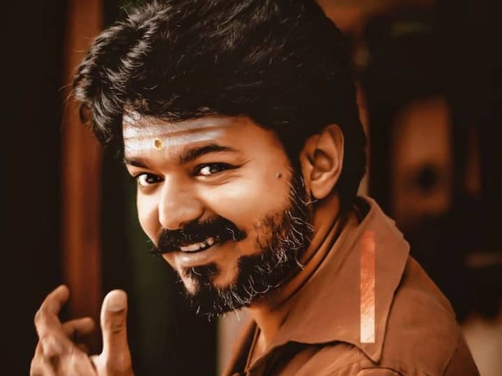 थलापती विजय हा दाक्षिणात्य सिनेसृष्टीतील सर्वाधिक मानधन घेणारा अभिनेता आहे.