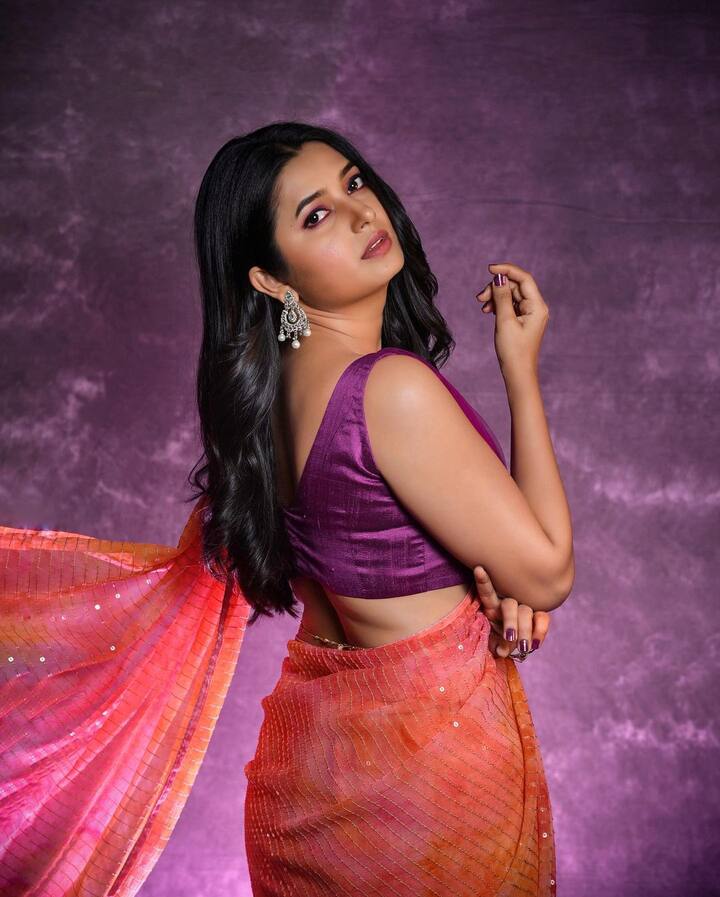 जांभाळा ब्लाउज, ओरेंज कलरची साडी आणि ऑक्साइडचे इअरिंग्स अशा लूकमधील फोटो प्राजक्तानं शेअर केले आहेत.