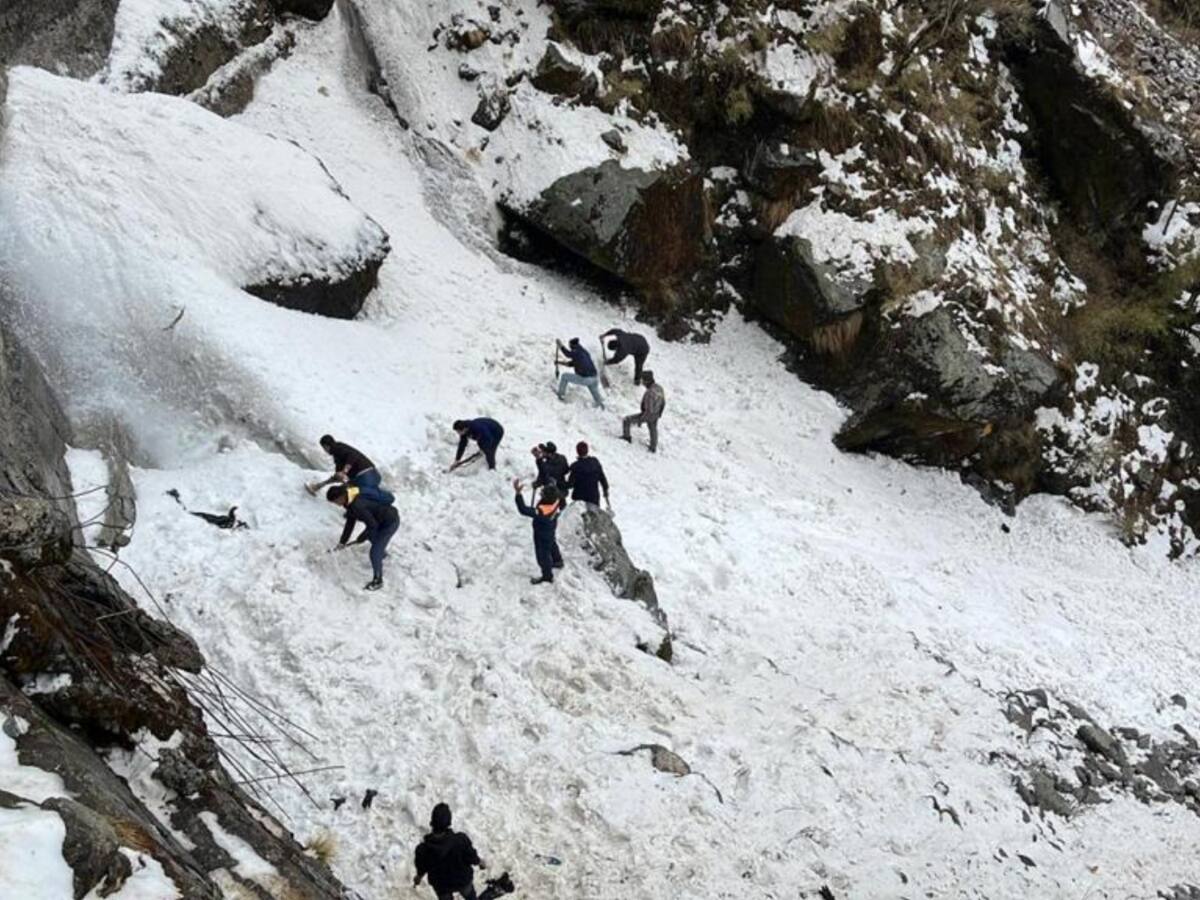 Avalanche In Sikkim Nathula Many Tourists Dead Several Injured Snow Rescue  Operation Police Tsomgo