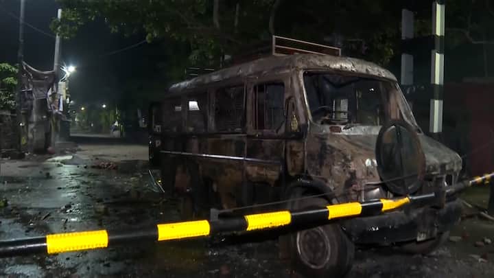 প্রায় তিন ঘণ্টা পর, রাত সোয়া ১টা নাগাদ হাওড়া থেকে ফের ট্রেন চলাচল শুরু হয়। গতকালের তাণ্ডবের ঘটনায় এখনও পর্যন্ত  ৩৬ জনকে গ্রেফতার করেছে চন্দননগর কমিশনারেটের পুলিশ।