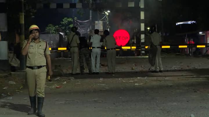 পরিস্থিতি নিয়ন্ত্রণে কাঁদানে গ্যাস ছোড়ে পুলিশ।   শেষপর্যন্ত র‍্যাফ নামিয়ে পরিস্থিতি সামাল দিতে হয়।