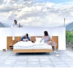 खुले आसमान के नीचे लगा है बेड, न छत है न दीवार, कभी नहीं देखा होगा ऐसा होटल... अलग है यहां का एक्सपीरियंस