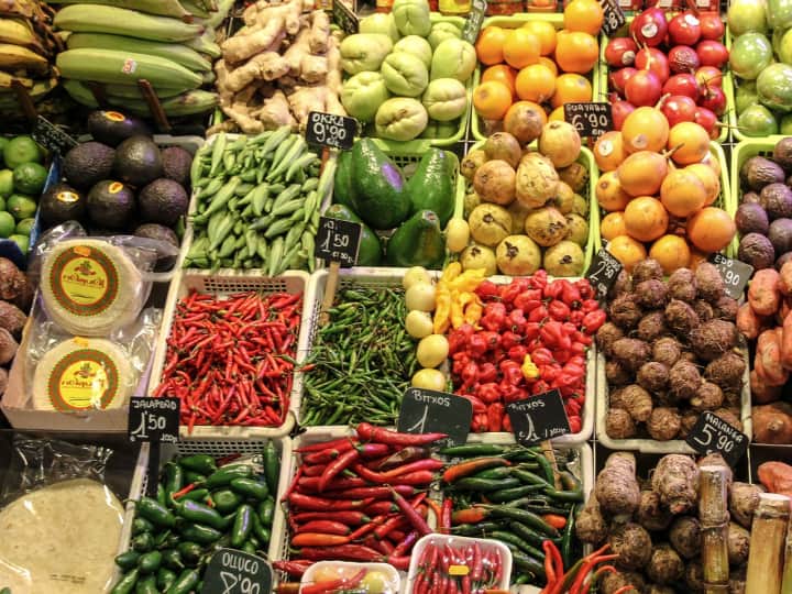Fruit And Vegetables: आपको जानकर हैरानी होगी कि आप अब तक जिन खाद्य पदार्थों को सब्जी समझकर खा रहे थे वो असल में फल है. यहां हम आपको बता रहे है कुछ ऐसी ही फलो के बारे में जिन्हें लोग सब्जी समझते है.
