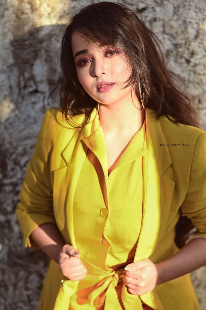 কুশল একজন অভিনেতা, সে নিজে জানে সে একজন দক্ষ অভিনেতা। কিন্তু সঠিক সুযোগ না পাওয়ায় এক আক্ষেপ তার মনে কাজ করে সারাক্ষণ।