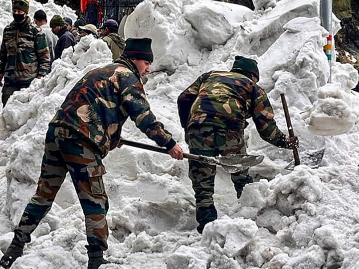 घायलों को राज्य की राजधानी गंगटोक स्थित अस्पताल लाया जा रहा है. पुलिस के एक वरिष्ठ अधिकारी ने यहां बताया कि बचाव अभियान और सड़क से बर्फ हटाने का कार्य जारी है.