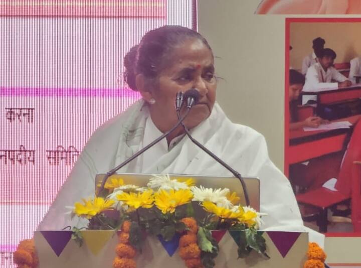 Gulab Devi said no change in up board syllabus about mughal history Mughal History: यूपी बोर्ड से मुगल हिस्ट्री हटाने पर शिक्षा मंत्री गुलाब देवी का बड़ा बयान, जानिए- क्या है सच्चाई?