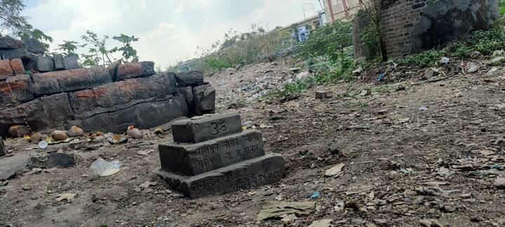 खाणकाम करत असताना संगमवाडी परिसरामध्ये आता जुने पिस्तोल आणि शिवलिंग सापडल्याने अनेक ऐतिहासिक तर्कवितर्क लावण्यात येत आहेत.