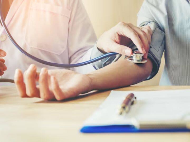 Low Blood Pressure Symptoms Causes Treatment Know About Its Home Remedies Low Blood Pressure: ऐसे पता लगाएं कि आपका ब्लड प्रेशर 'लो' है, जानें घर पर कैसे कर सकते हैं इसका इलाज?