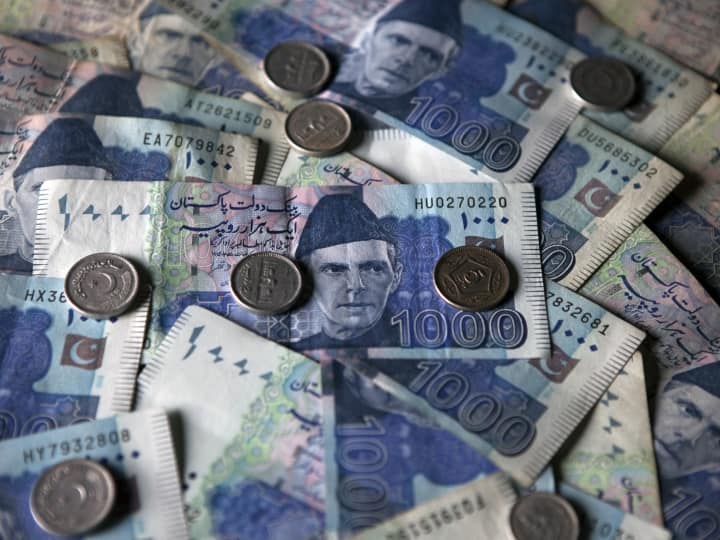 Pakistan Currency: पाकिस्तान की करेंसी का बुरा हाल, न सिर्फ डॉलर से कमजोर, बल्कि इन छोटे देशों के रुपये के आगे भी फिसड्डी