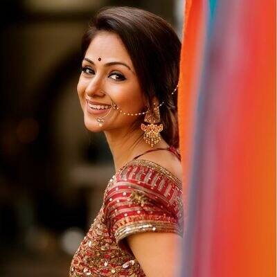 தமிழில் விஐபி படம் மூலம் அறிமுகமானார் இவர் 1995 ஆம் ஆண்டு சனம் ஹர்ஜாய் என்ற இந்தி திரைப்படத்தின் மூலம் பாலிவுட்டிலும் அறிமுகமானார்.