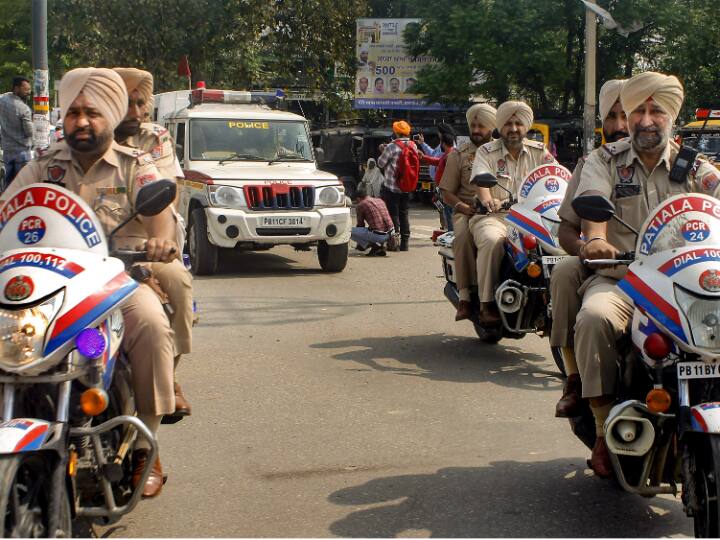 Waris Punjab De: भगोड़े अमृतपाल की गिरफ्तारी का 3 मिनट का वीडियो वायरल, फिर सामने आई ये सच्चाई, पुलिस ने की ये अपील dont believe social media rumors about amritpal singhs arrest appeals punjab police Waris Punjab De: भगोड़े अमृतपाल की गिरफ्तारी का 3 मिनट का वीडियो वायरल, फिर सामने आई ये सच्चाई, पुलिस ने की ये अपील