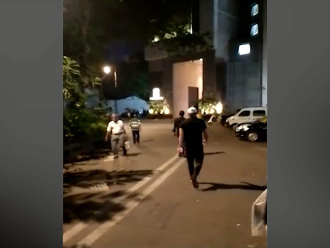 mob attack on Nationalist youth congress workers with swords in Tardeo mumbai Maharashtra Attack On Nationalist Youth Congress: राष्ट्रवादीच्या तीन कार्यकर्त्यांवर 30 ते 40 जणांचा तलवारीने हल्ला; तिघांपैकी दोघे गंभीर जखमी, मुंबईतील ताडदेवमधील घटना