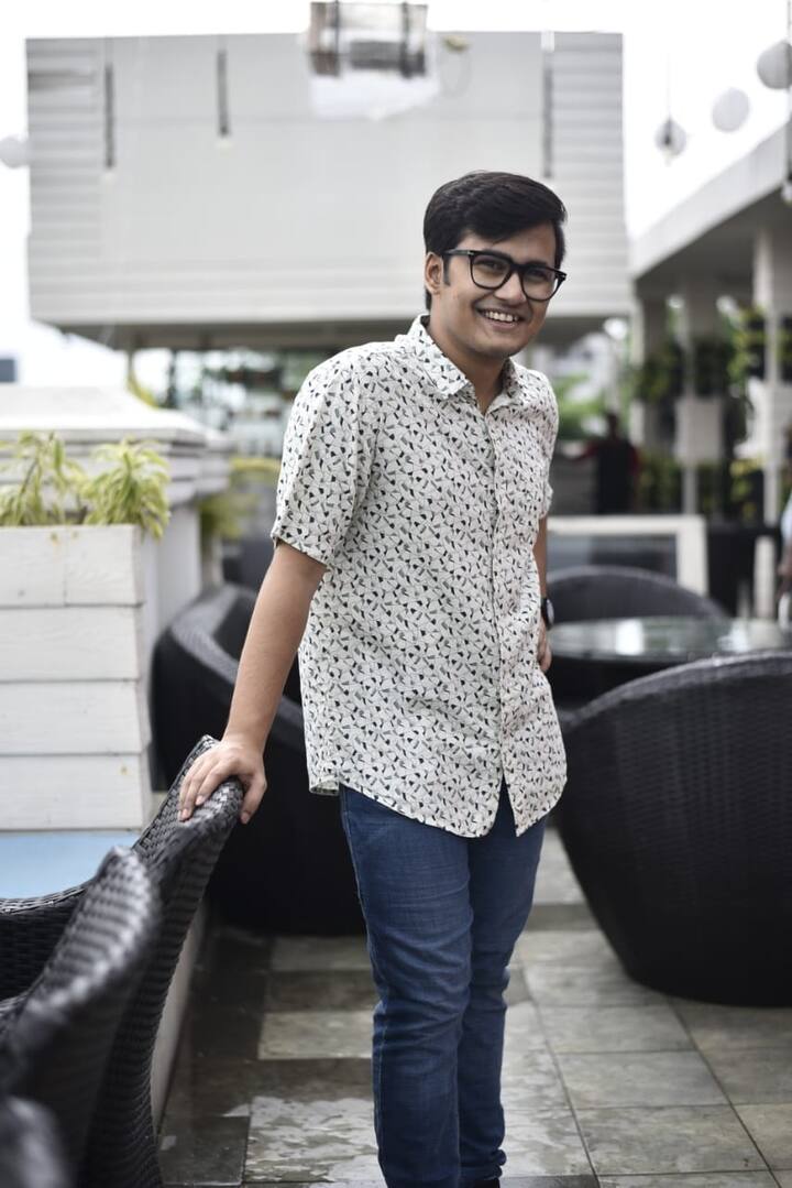 এক উঠতি অভিনেতা। যে নিজের জায়গা তৈরি করতে স্ট্রাগল করছে। তাঁর জীবনে ঘটে যাওয়া এক ঘটনার গল্প বলবে 'সব চরিত্ররা'।