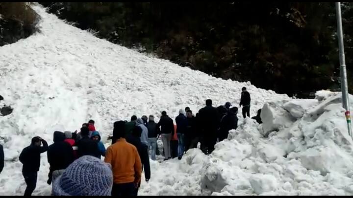 ১৭ মাইলের কাছে তুষারধস, বহু পর্যটক আটকে থাকার আশঙ্কা