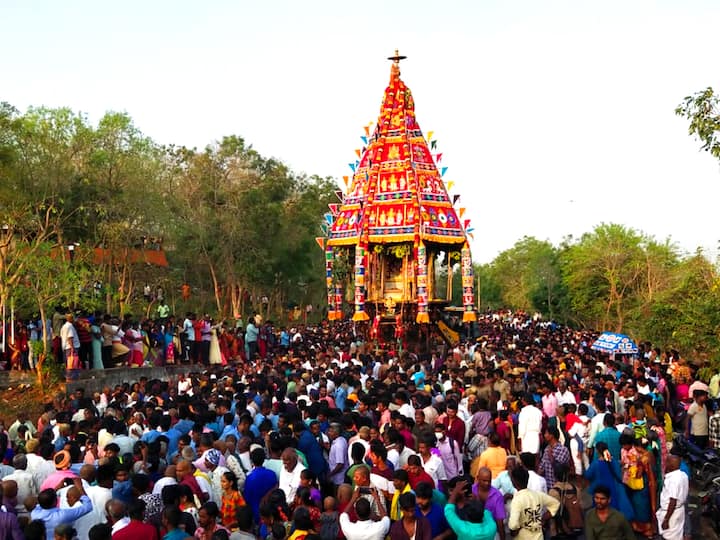 Panguni Uttara Therottam at Mayilam Murugan Temple was attended by a large number of devotees TNN மயிலம் முருகன் கோயில் பங்குனி உத்திர தேரோட்டம் -  வடம் பிடித்து இழுத்து பக்தர்கள் வழிபாடு