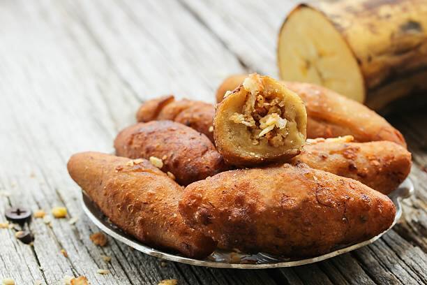 பிறகு, ஒரு கடாயில் நெய் ஊற்றி, முந்திரி, உலர்ந்த திராட்சை மற்றும் துறுவிய தேங்காய், சர்க்கரை, ஏலக்காய் தூள் போட்டு வறுத்து எடுத்து கொள்ள வேண்டும்.
