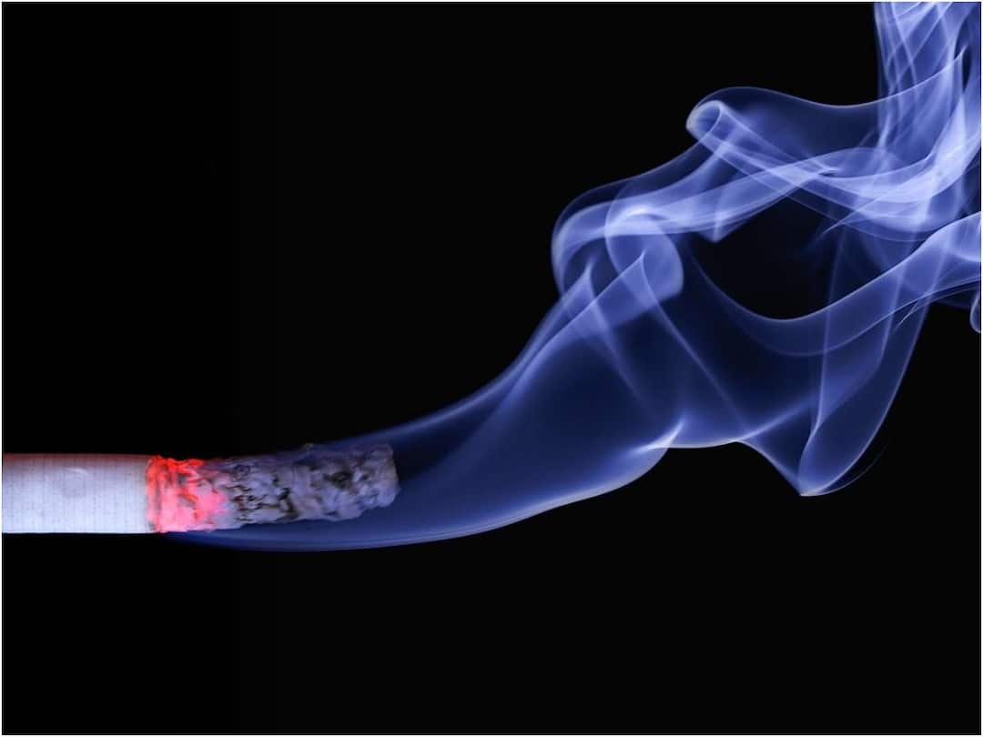 Risk of eye damage from smoking and early cataracts Smoking: ధూమపానంతో కంటిచూపుకు పొంచి ఉన్న ప్రమాదం - త్వరగా కంటి శుక్లాలు వచ్చే అవకాశం