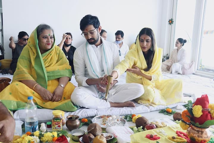 एक्टर ने गृह प्रवेश की तस्वीरें अपने इंस्टाग्राम अकाउंट पर भी शेयर की थी. जिसमें वो अपनी मां और पत्नी के साथ पूजा कर रहे थे.