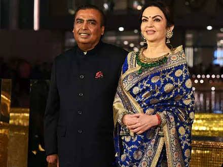 यह तस्वीर मुकेश अंबानी के NMACC इवेंट की ही है. जहां पर उन्होंने सभी आए हुए अतिथियों का बहुत ही शानदार तरीके से स्वागत किया. हमेशा से ही मुकेश अंबानी अपने भारतीय संस्कृति को लेकर काफीउत्साहित रहते हैं और लोगों को प्रेरित भी करते हैं.