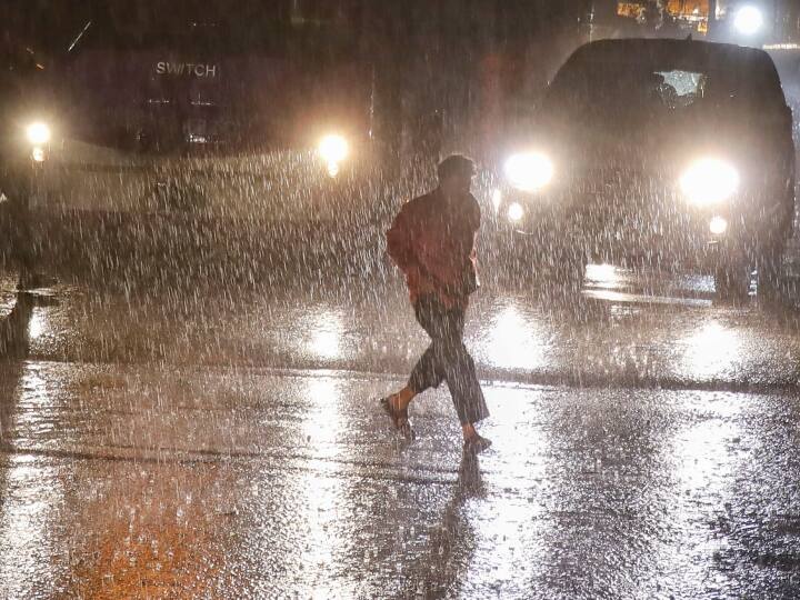 Bengaluru Heavy Rain Near Airport causes Flight Services Hit badly Bengaluru Heavy Rain: बेंगलुरू में भारी बारिश, 14 उड़ानें डायवर्ट, सड़कों पर भारी जलजमाव