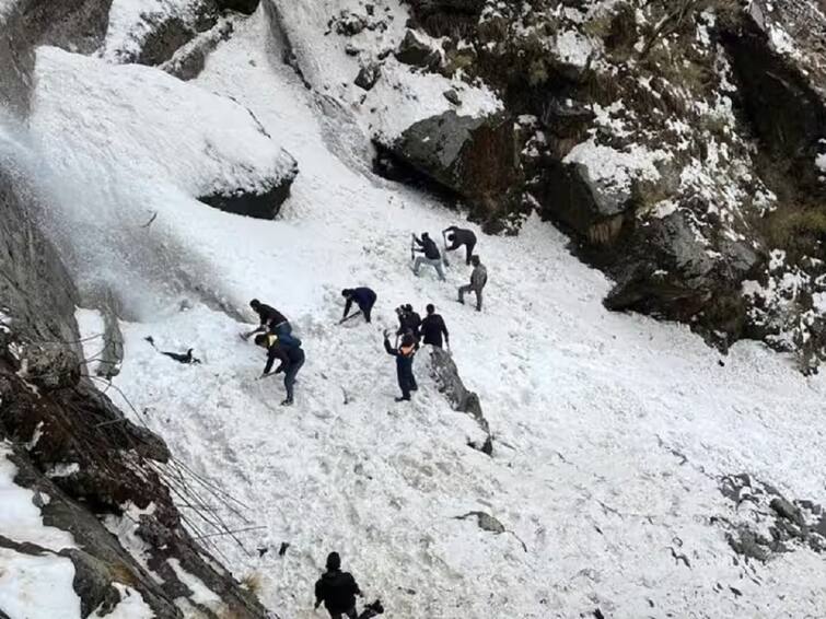 Major avalanche in Sikkim's Nathula border area six tourists dead 11 injured informs Official Sikkim Avalanche : सिक्कीमच्या नथू ला सीमेलगत हिमस्खलन; 7 जणांचा मृत्यू, 22 पर्यटकांची सुखरुप सुटका