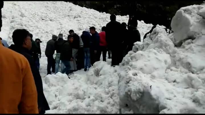 জানা গিয়েছে, পর্যটকরা যখন পায়ে হেঁটে যাত্রী থাকলেও ছাঙ্গু লেক যাওয়ার পথে নাথুলা বর্ডারের কাছে ভয়ঙ্কর তুষারধস নামে।