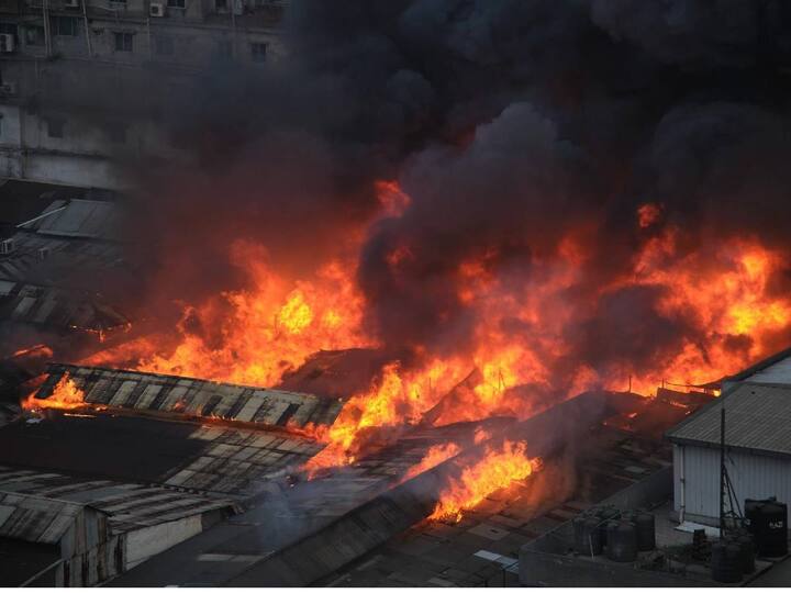 बांग्लादेश के सबसे बड़े थोक बाजार ढाका के बंगाबाजार में लगी आग Fire breaks out in Bangabazar, Dhaka's biggest wholesale market of Bangladesh

