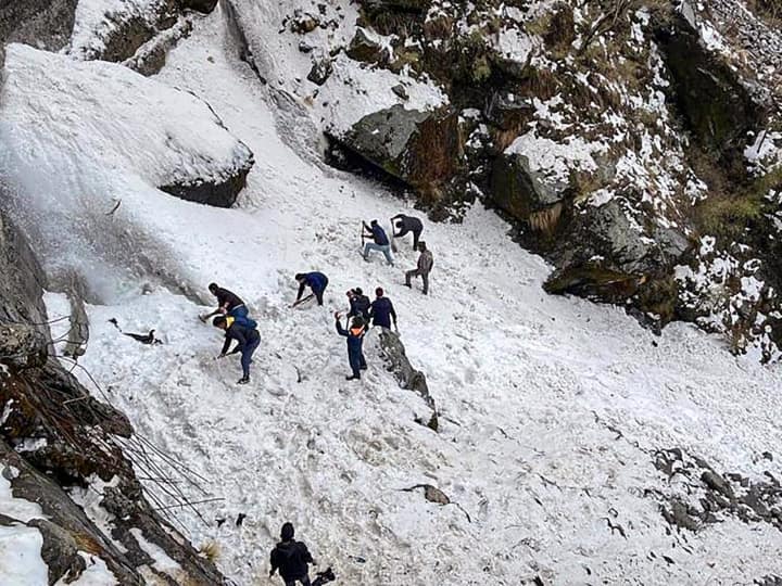 सिक्किम के नाथुला इलाके में आया भीषण हिमस्खलन, बर्फ के नीचे दबी कई जिंदगियों को बचाया सिक्किम के नाथुला इलाके में आया भीषण हिमस्खलन, बर्फ के नीचे दबी कई जिंदगियों को बचाया