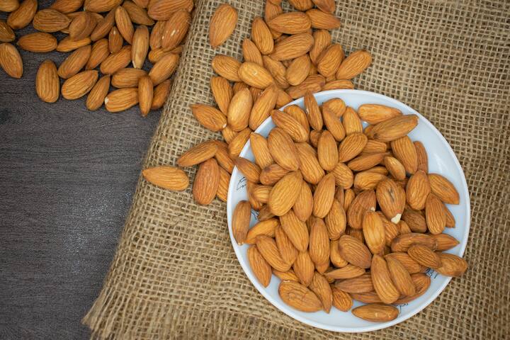 100 ग्राम बादाम में 25 मिलीग्राम विटामिन ई होता हैं. ये आपकी दैनिक आवश्यकता से तीन गुना अधिक है. शरीर में विटामिन ई ज्यादा होने से आपको कमजोरी और धुंधली दृष्टि हो सकती है.