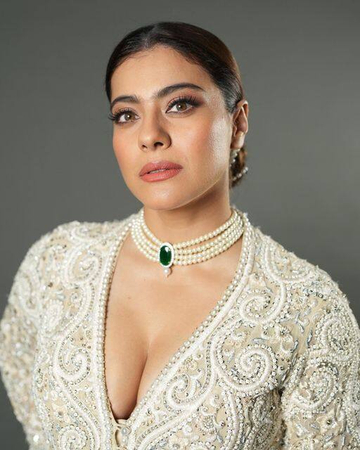 తన భర్త నటించిన ‘భోలా’ ప్రీమియర్ షోకు వచ్చిన కాజోల్ తెల్లటి కోటుతో పాటు గ్రీన్ కలర్ డ్రెస్ లో మెరిసింది. Photo Credit: Kajol Devgan/Instagram