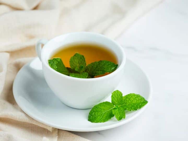 Spearmint Tea Health Benefits How To Make Peppermint Tea At Home Know Method Spearmint Tea: पुदीने के चाय पीने से दूर हो सकते हैं ये 4 रोग, जानें इस चाय को बनाने का सही तरीका क्या है?