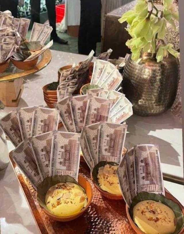 हालांकि वायरल हो रही तस्वीर को लेकर हर कोई दंग हो जा रहा है. हर कोई यह जानना चाहता है कि आखिरकार यह कौन सी डिश है. इसीलिए आपको बता दें कि यह