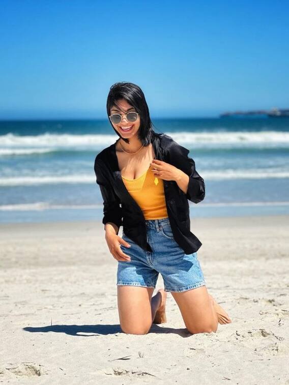 बीच पर मस्ती करती नजर आईं हरलीन