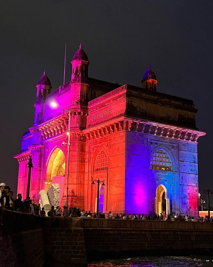 Mrunal shared pictures from the Gateway of India