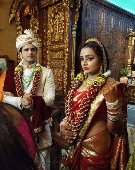 बता दें कि चिराग ठक्कर भी जाने माने एक्टर है और इतना ही नहीं उन्हें भी लोगों द्वारा काफी ज्यादा प्यार मिलता है. पारुल चौहान अपनी जिंदगी काफी कुछ हाल तरीके से बिता रही हैं. साथ ही वह काफी स्लिम भी हो गई है.