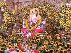PHOTO : श्रीमंत दगडूशेठ हलवाई गणपती मंदिरात प्रथमच सूर्यफुलांची सजावट